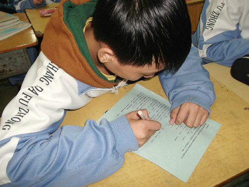 学生在认真填写调查问卷